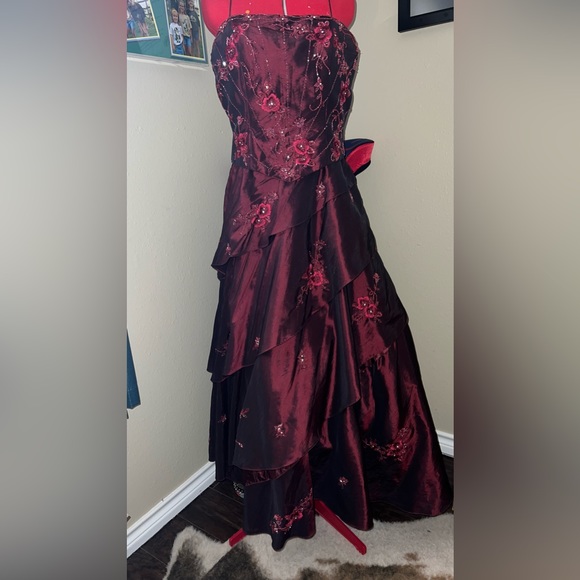 Prom or pageant gown - Picture 2 of 2